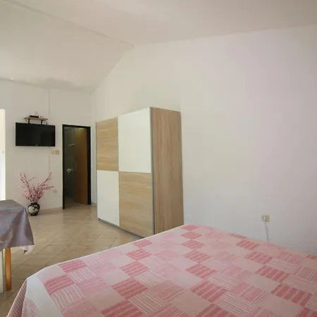 Fuer 2 Personen In Strandnaehe Mit Terrasse * Porec