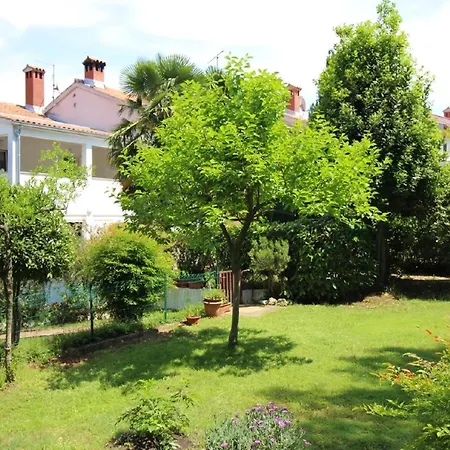 Apartment Fuer 2 Personen In Strandnaehe Mit Terrasse Porec